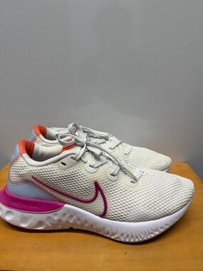 Nike 8.5 Nike Women's Renew Run running shoes White Ember Glow sneakers